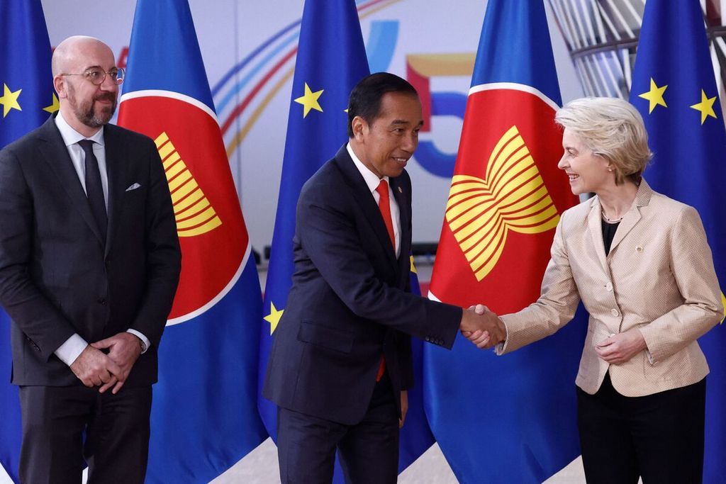 Presiden Joko Widodo berjabat tangan dengan Ketua Komisi Eropa Ursula von der Leyen, disaksikan oleh Presiden Dewan Eropa Charles Michel (kiri) pada KTT ASEAN-Uni Eropa di Brussels, Belgia, Rabu (14/12/2022). 