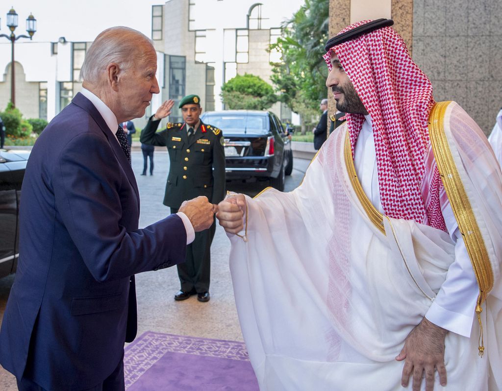 Presiden AS Joe Biden beradu kepalan tangan dengan Putra Mahkota Pangeran Mohammed bin Salman saat Biden tiba di Istana Al-Salam, Jeddah, Arab Saudi, 15 Juli 2022. 