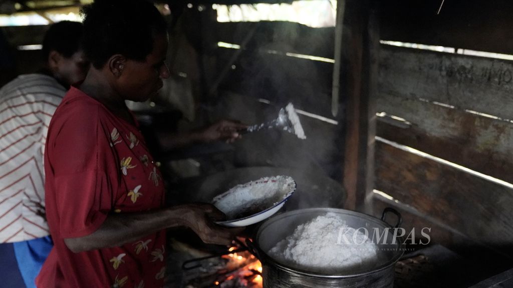 Warga memasak nasi di Kampung Zanegi, Distrik Animha, Kabupaten Merauke, Papua, Rabu (9/11/2022). 