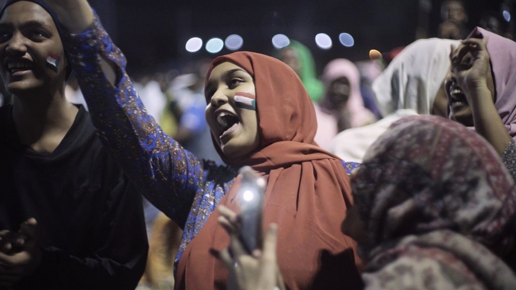 Salah satu adegan dalam film <i>Sudan, Remember Us</i> (2024) yang dibesut perempuan sutradara Hind Meddeb.