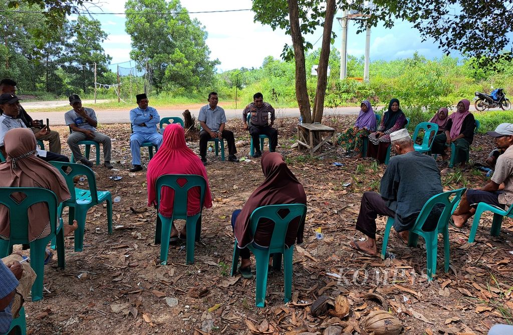 Keramat organization spokesperson, Suardi, is socializing about the relocation of four old villages affected by investment on Rempang Island to the citizens of Pasir Panjang Village, Rempang Cate Subdistrict, Galang District, Batam City, Riau Islands, on Tuesday (9/19/2023).