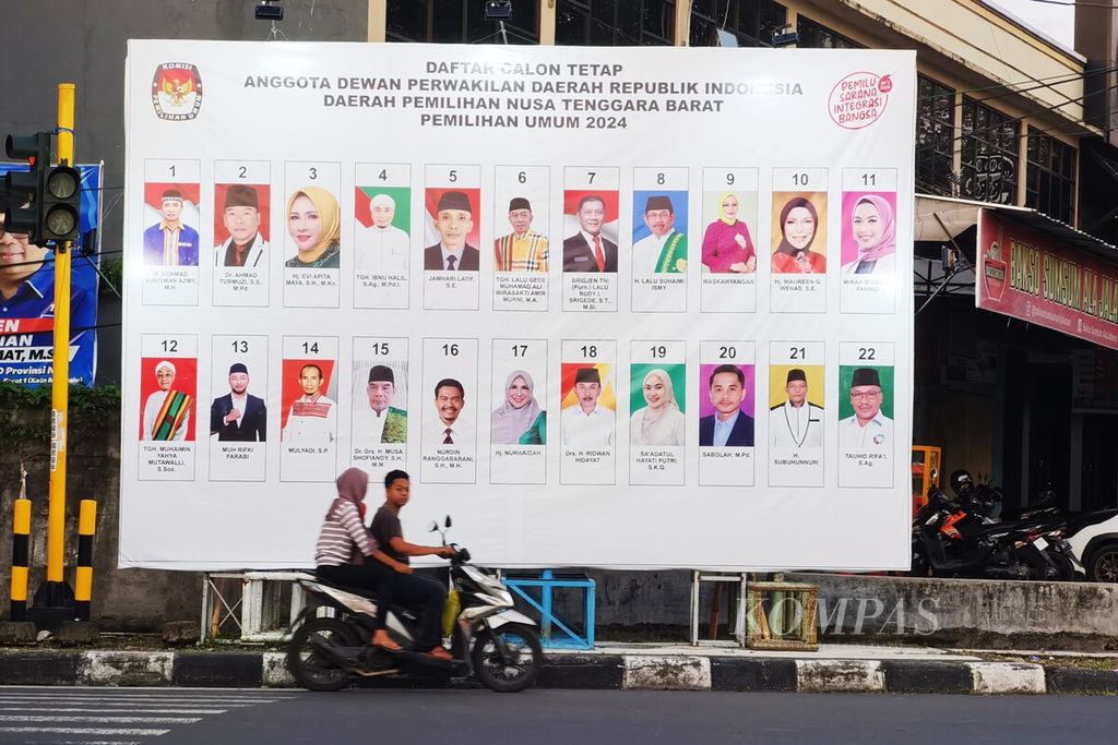 Pengguna jalan melintas di depan baliho berisi daftar calon tetap anggota Dewan Perwakilan Daerah RI Daerah Pemilihan Nusa Tenggara Barat pada Pemilihan Umum 2024 di kawasan Jalan Bung Karno, Kota Mataram, Nusa Tenggara Barat, Jumat (29/12/2023). Peminat untuk calon anggota DPD RI pada Pemilu 2024 turun dibandingkan Pemilu 2019 lalu. Pada Pemilu 2024, jumlah calon anggota DPD hanya 668 orang. Sementara pada Pemilu 2019, jumlahnya mencapai 807 orang.