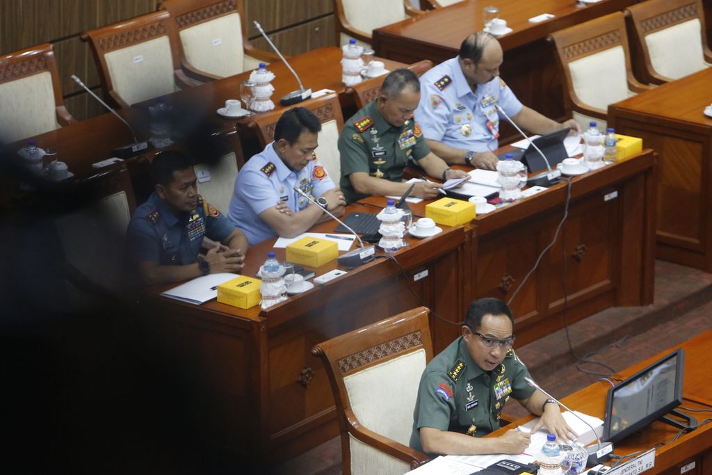 Jenderal Agus Subiyanto memaparkan visi dan misinya sebagai calon Panglima TNI di hadapan Komisi I DPR di Gedung Parlemen, Senin (13/11/2823). 