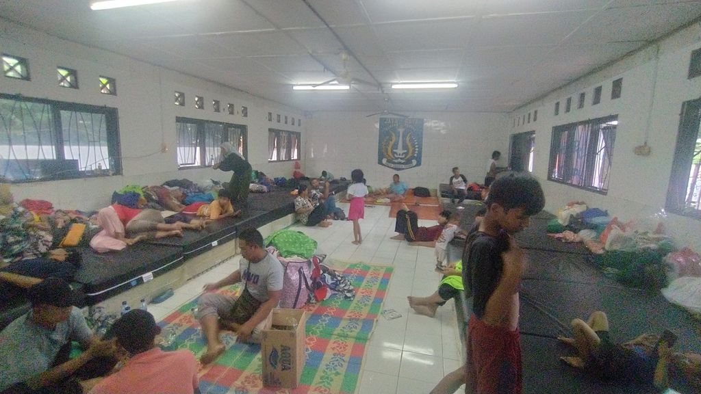 Warga penyintas kebakaran tengah beraktivitas di pengungsian di Sarana Krida Karang Taruna Kelurahan Manggarai, Kecamatan Tebet, Jakarta Selatan, Minggu (18/12/2022).