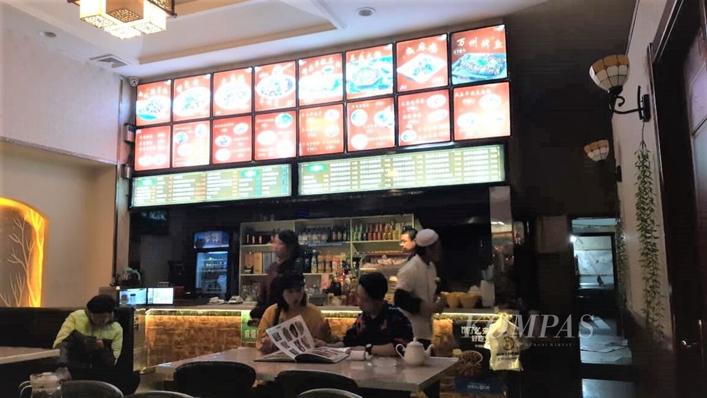 Suasana kasir dan meja pemesanan di restoran halal di kota Wuhan, Provinsi Hubei, China. Restoran halal adalah bagian dari tradisi kuliner di dalam sejarah peradaban China sejak awal abad Hijriah ketika Islam mulai disebarkan di China. 