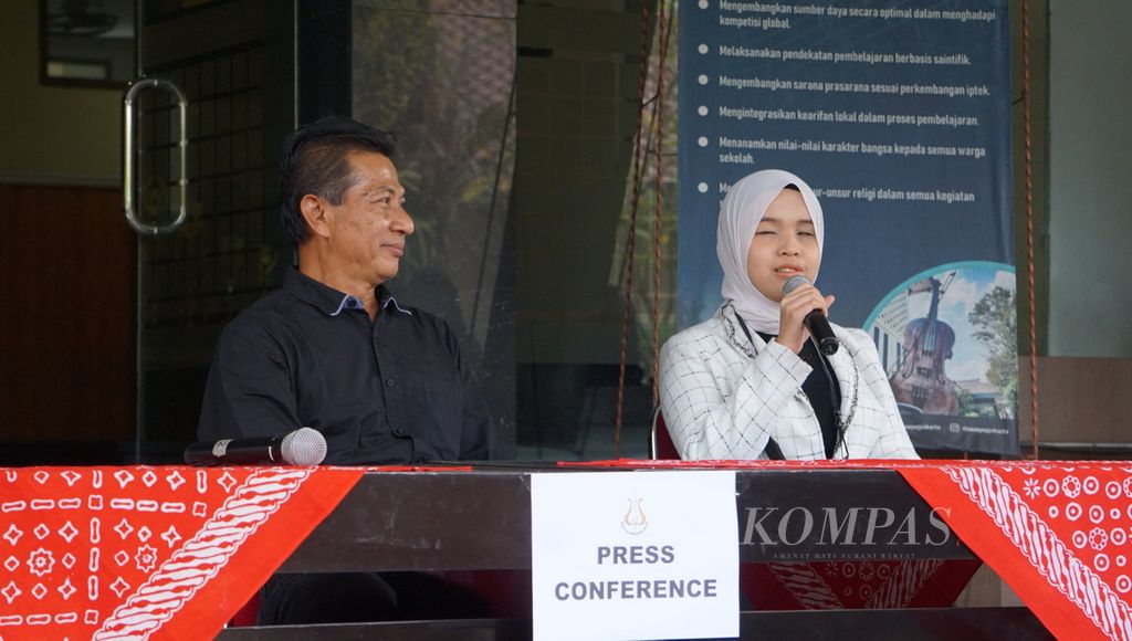 Putri Ariani, penyanyi difabel netra, menyampaikan keterangan kepada awak media di SMK Negeri 2 Kasihan, atau SMM Yogyakarta, Kabupaten Bantul, Daerah Istimewa Yogyakarta, Minggu (11/6/2023). 
