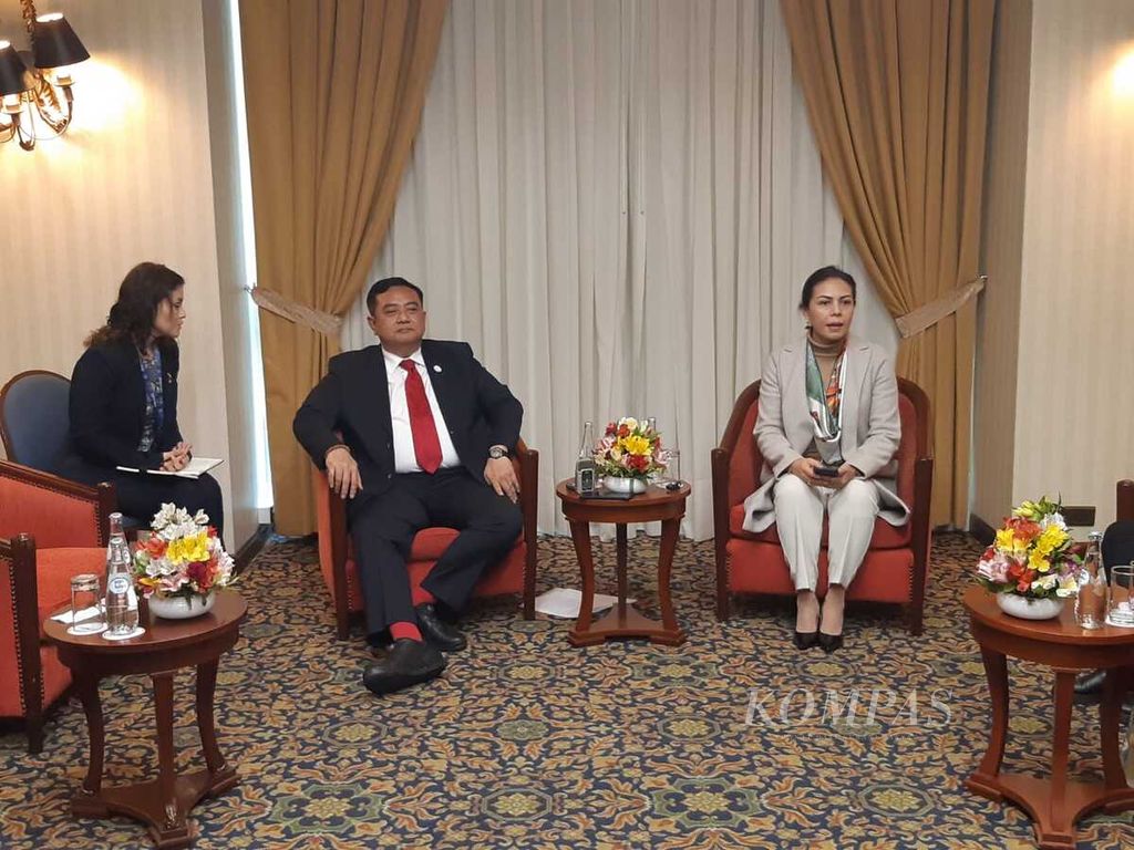 Direktur Jenderal Amerika Eropa Kementerian Luar Negeri RI Umar Hadi bersama perwakilan dari Kamar Dagang Lima, Monica Chavez Camacho, dalam jumpa pers sebelum pembukaan Indonesia-Latin America and The Caribbean (INA-LAC) Business Forum di Lima, Peru, Rabu (11/9/2024).