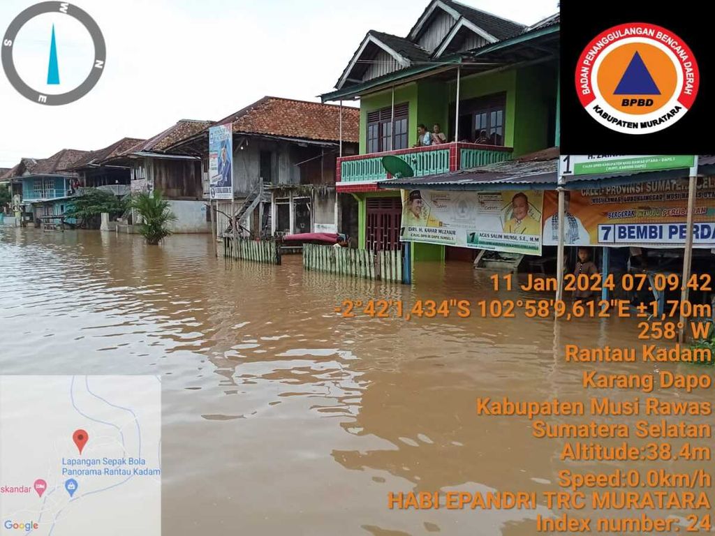 Dampak banjir di Kabupaten Musi Rawas Utara, Sumatera Selatan, Kamis (11/1/2024). Banjir yang terjadi sejak Rabu (10/1/2024) pagi di Musi Rawas Utara belum juga surut hingga Kamis (12/1/2024) malam. 