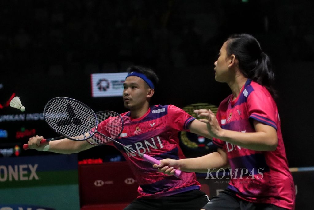 Mixed doubles from Indonesia, Rinov Rivaldy/Pitha Haningtyas Mentari, competed against Japanese mixed doubles, Yuta Watanabe/Arisa Higashino, in the quarterfinals of the 2023 Indonesia Open at Istora Gelora Bung Karno, Jakarta, on Friday (16/6/2023).