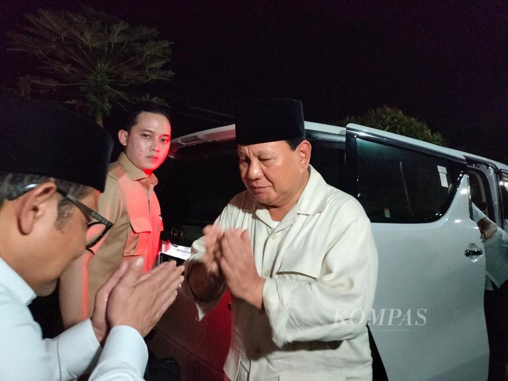 Ketua Umum Partai Gerindra Prabowo Subianto (kanan) berpamitan pada Ketua Umum Partai Kebangkitan Bangsa Muhaimin Iskandar seusai kunjungan di Pondok Pesantren API Asri di Kecamatan Tegalrejo, Kabupaten Magelang, Jumat (23/9/2022).