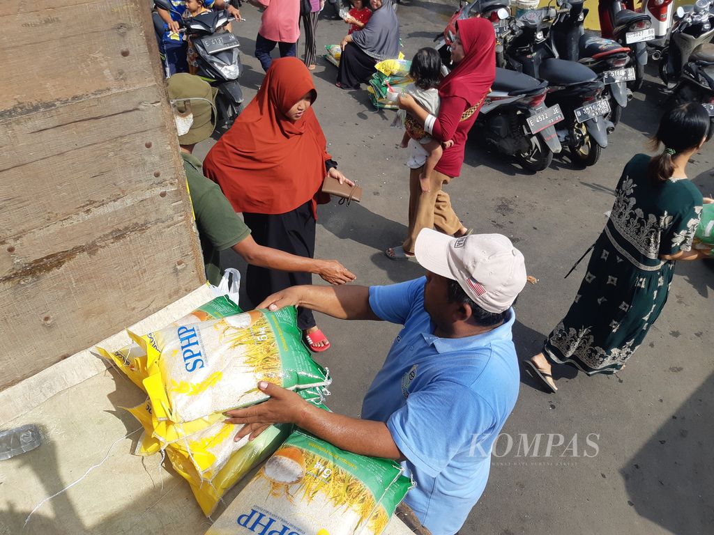 Warga mengantre untuk membeli beras dalam operasi pasar murah di Balai Desa Lurah, Kecamatan Plumbon, Kabupaten Cirebon, Jawa Barat, Senin (26/2/2024). Di pasar murah itu, warga dapat membeli beras medium seharga Rp 52.000 per kemasan 5 kilogram. Harga itu jauh lebih murah dibandingkan dengan harga beras di pasaran yang bisa mencapai lebih dari Rp 75.000 per 5 kg.