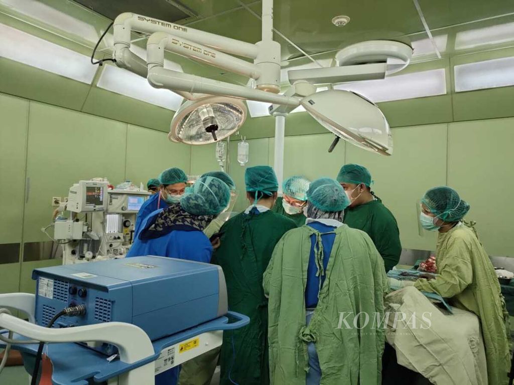Tim dokter dari RSUP dr Mohammad Hoesin, Palembang, Sumsel, melakukan persalinan bayi kembar siam, Jumat (14/1/2022). Bayi tersebut hanya memiliki satu tubuh dengan dua kepala.