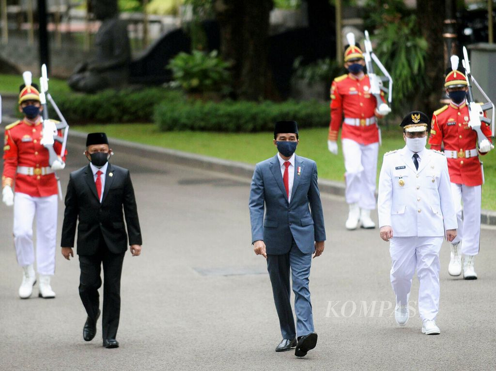 Presiden Joko Widodo didampingi Menteri Dalam Negeri Tito Karnavian (kiri) memimpin kirab pelantikan Ahmad Riza Patria (kanan) sebagai Wakil Gubernur DKI Jakarta sisa masa jabatan 2017-2022 di Istana Negara, Jakarta, pertengahan April 2020.