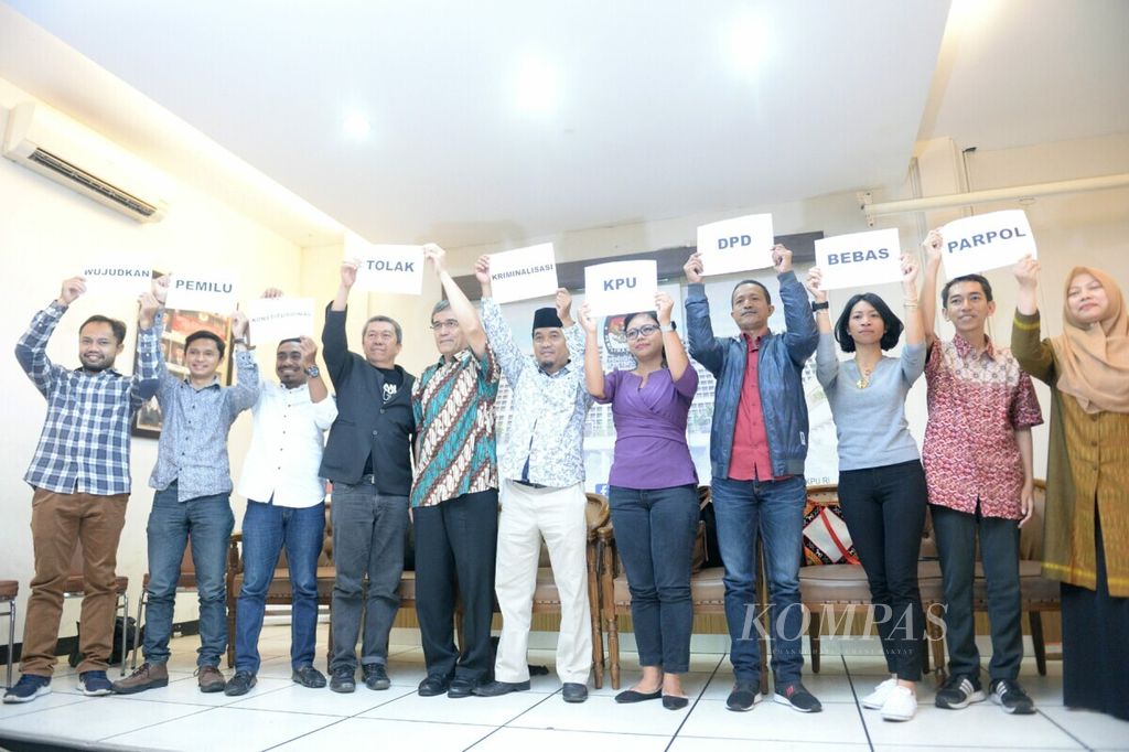 Koalisi Masyarakat Sipil menyampaikan pernyataan sikap terkait upaya pemidanaan anggota Komisi Pemilihan Umum (KPU) oleh Oesman Sapta Odang berkaitan dengan pencalonan dirinya sebagai anggota Dewan Perwakilan Daerah di Media Center KPU Jakarta, Rabu (30/1/2019).