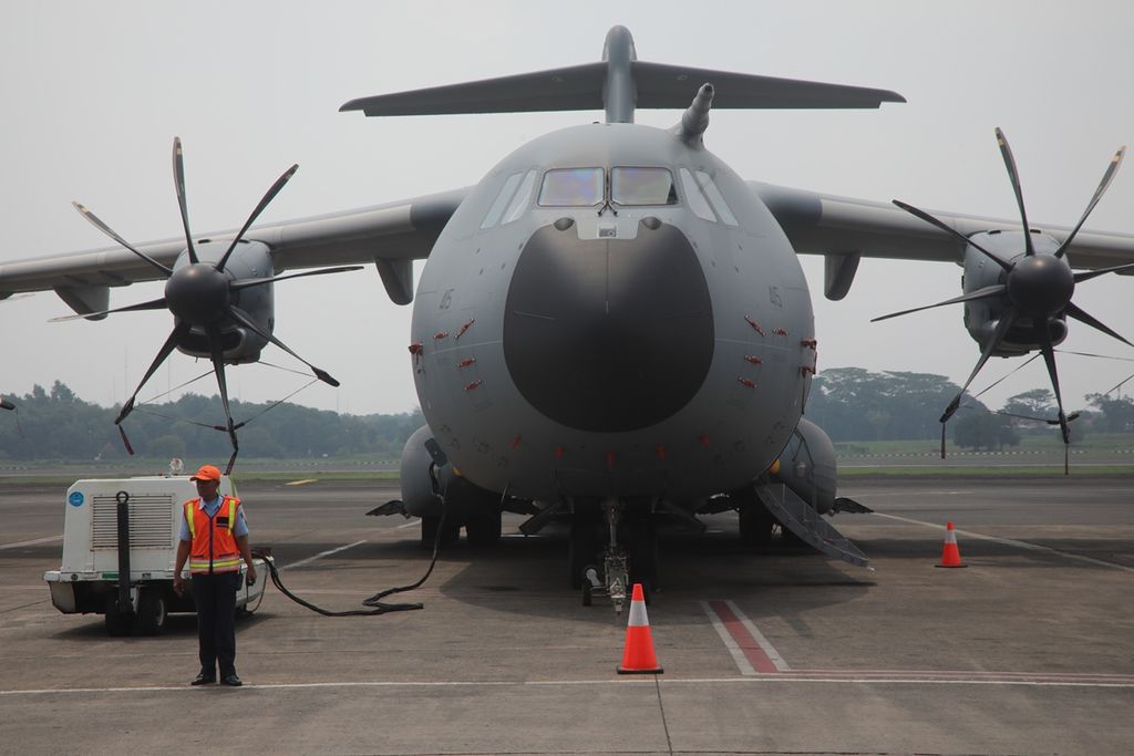 Pesawat angkut militer multifungsi Airbus A400M singgah di Bandara Halim Perdana Kusuma, Jakarta Timur, Selasa, (12/11/2019). Pihak Inggris dan Airbus bermaksud menawarkan armada tersebut bagi Indonesia guna memenuhi kebutuhan dan keperluan militer RI. 