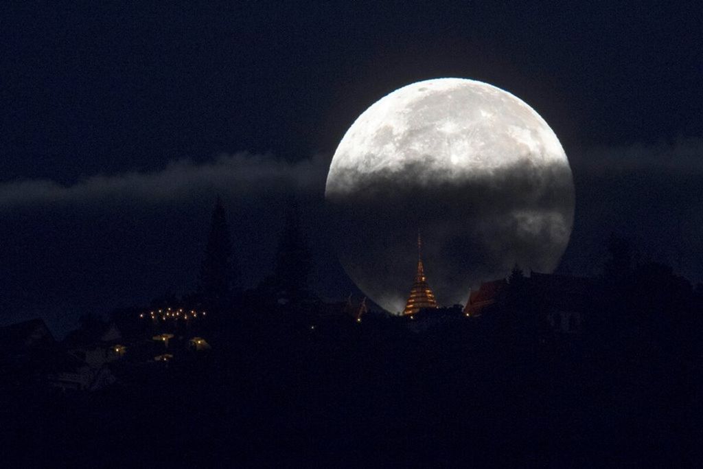 Bulan purnama super alias <i>supermoon</i> terlihat di Phrathat Doi Suthep di Chiang Mai, Thailand, 15 November 2016.