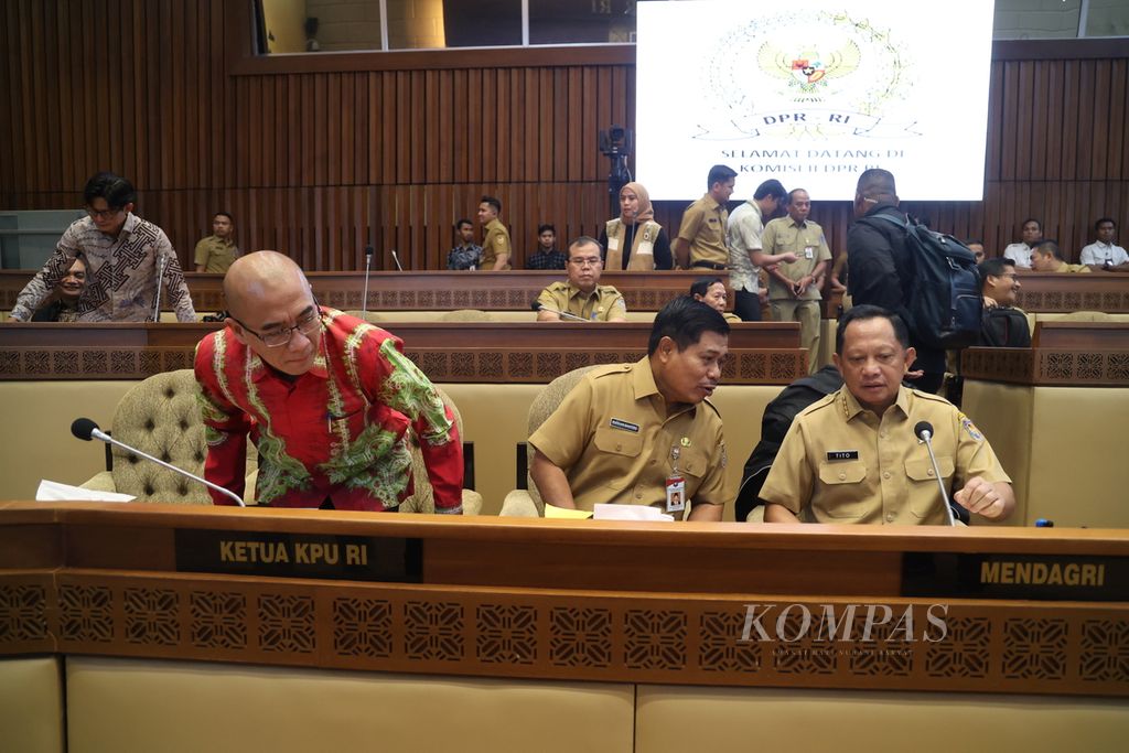 Menteri Dalam Negeri Tito Karnavian (kanan) didampingi Sekretaris Jenderal Kemendagri Suhajar Diantoro (tengah) dan Ketua Komisi Pemilihan Umum (KPU) Hasyim Asyari mengikuti rapat kerja dengan Komisi II DPR di Kompleks Parlemen, Senayan, Jakarta, Senin (25/3/2024).