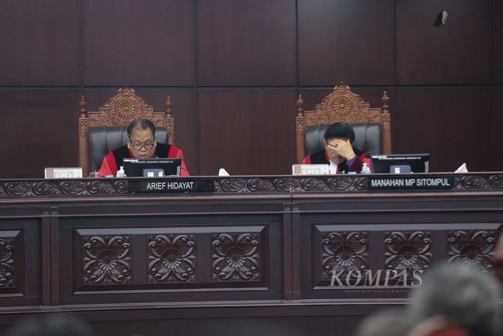 Hakim Konstitusi Arief Hidayat (kiri) menyampaikan opini berbeda (<i>dissenting opinion</i>) dalam putusan perkara uji konstitusional sistem pemilu proporsional terbuka di Mahkamah Konstitusi, Jakarta, Kamis (15/6/2023). 