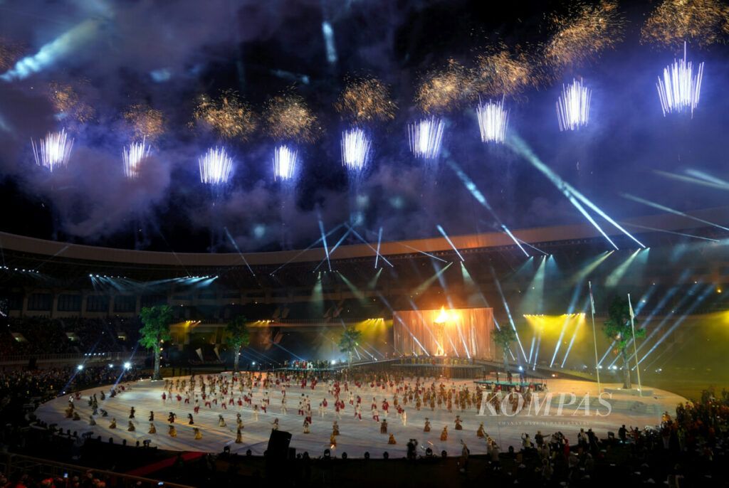 Pesta kembang api menjadi penutup rangkaian acara pembukaan PON Papua 2021 di Stadion Lukas Enembe, Jayapura, Papua Sabtu (02/10/2021).