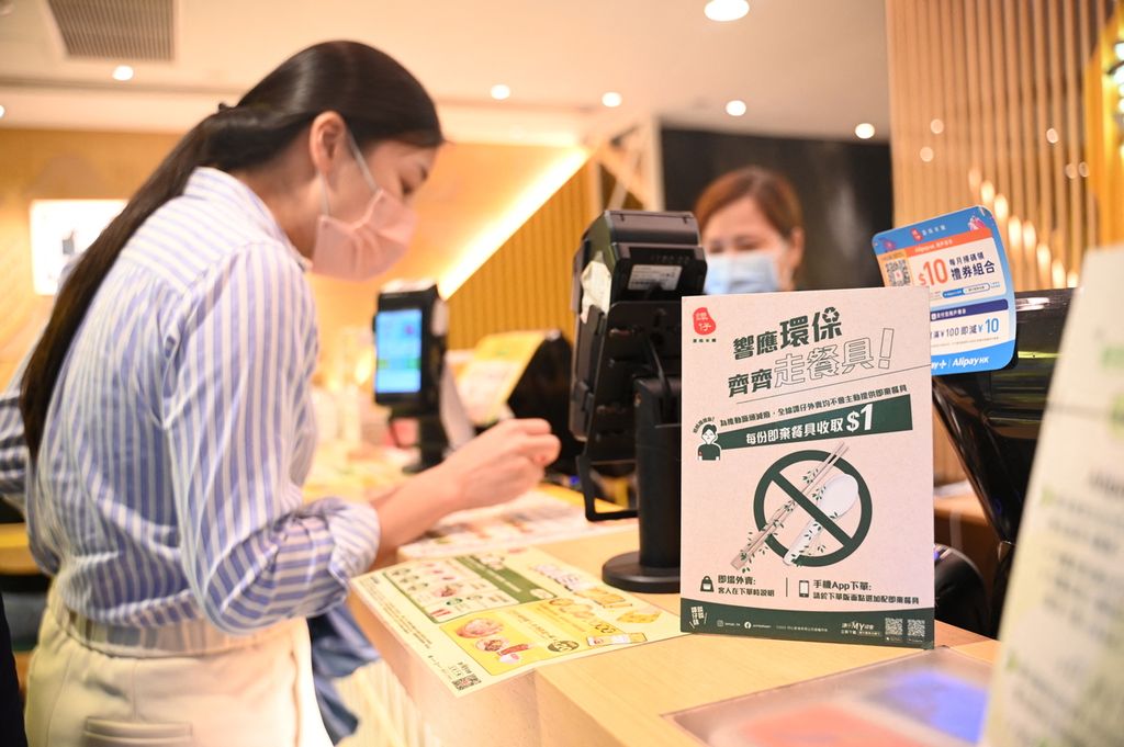 Petunjuk di sebuah restoran menyebutkan tidak akan menyediakan alat makan plastik sekali pakai kepada pelanggan di Hong Kong, Senin (22/4/2024).