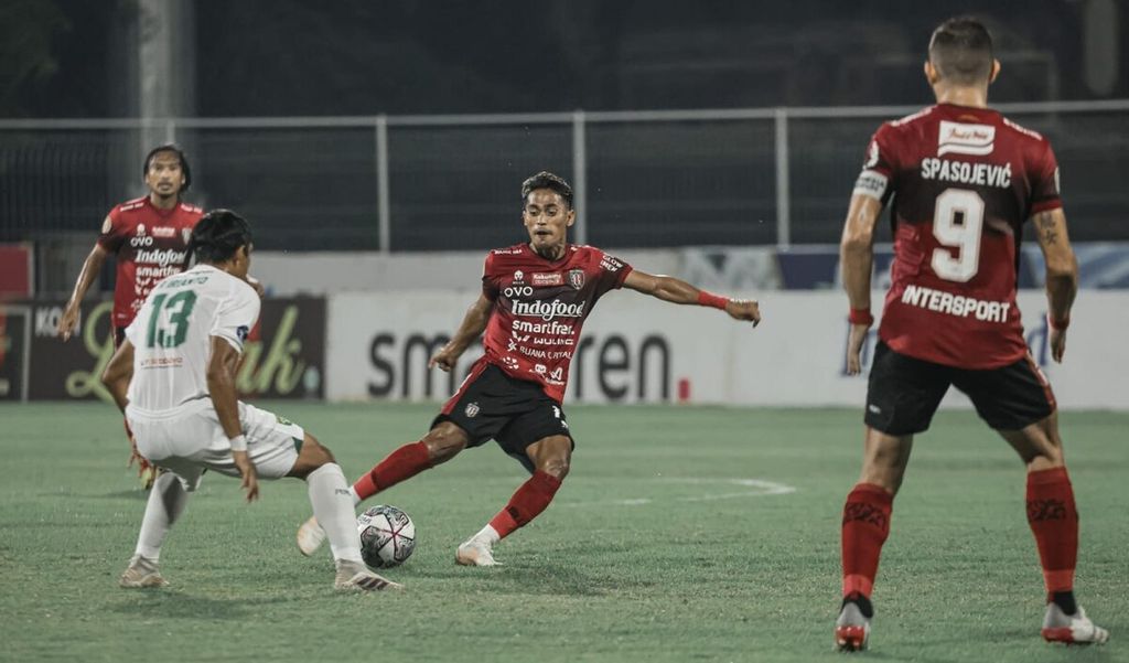 Pemain Bali United berhadapan dengan pemain Persebaya Surabaya pada laga BRI Liga 1 2021/2022 di Stadion I Gusti Ngurah Rai, Kota Denpasar, Jumat (25/3/2022). Meskipun Bali United dikalahkan Persebaya,  0-3, Bali United tetap mengunci gelar juara Liga 1 2021/2022.