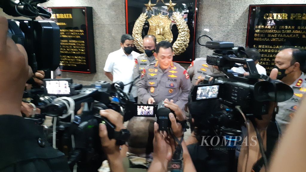 Kapolri Jenderal (Pol) Listyo Sigit Prabowo memberikan keterangan pers pada Selasa (12/7/2022) di Mabes Polri, Jakarta. Listyo memberikan penjelasan mengenai kasus baku tembak di rumah dinas Kadiv Propam Polri yang menyebabkan seorang anggota kepolisian meninggal.