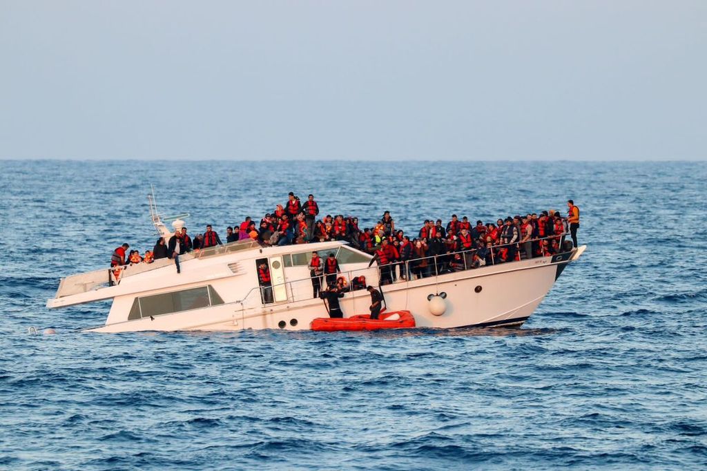 Pengungsi Suriah terkatung-katung dengan kapal yang nyaris tenggelam, 74 kilometer dari pantai kota Tripoli, Lebanon, 31 Desember 2022.