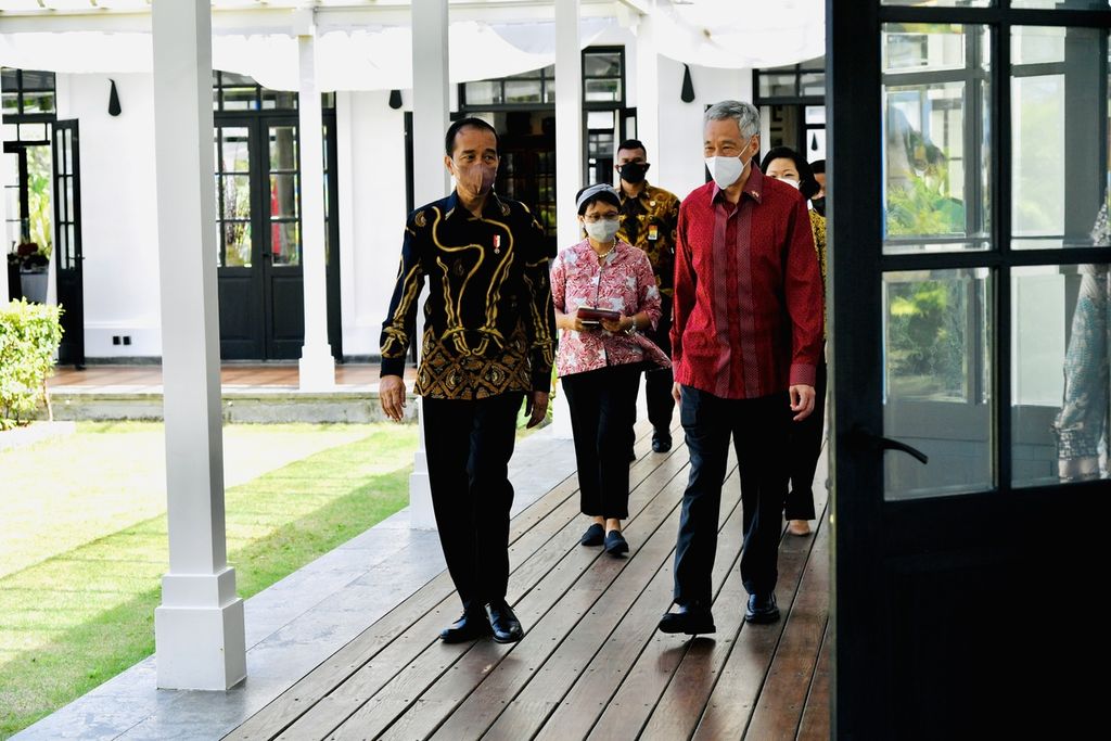 Presiden Joko Widodo dan Perdana Menteri Lee Hsien Loong berjalan dalam suasana akrab menuju ruang pertemuan bilateral, Selasa (25/1/2022). 