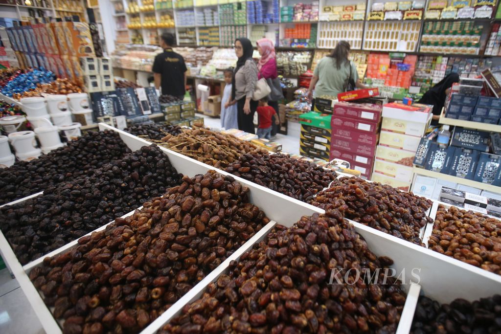Penjualan buah kurma di toko oleh-oleh haji dan umrah Alghaizan, Tanah Abang, Jakarta, Jumat (15/3/2024). Sejumlah pedagang mengaku penjualan kurma di awal bulan puasa ini meningkat hingga 50 persen dibanding hari-hari biasa. 