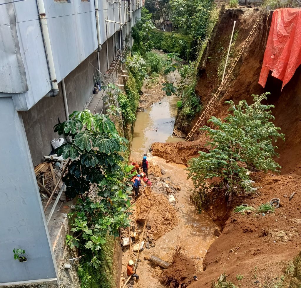 Tim SAR gabungan sedang mencari korban terakhir, Uus Rustandi (55), yang belum ditemukan. Proyek pembangunan tembok penahan tanah di Kampung Tajur, Muarasari, Kecamatan Bogor Selatan, Kota Bogor, Jawa Barat, mengalami longsor pada Minggu (18/2/2024).