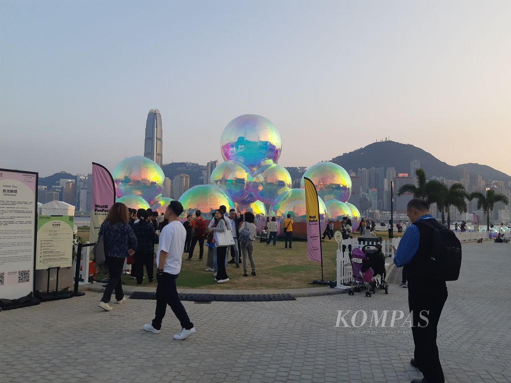 A number of foreign tourists are standing, capturing the 9-meter-tall art installation created by the Australian creative studio, LTD Sisu, on Monday (25/4/2024).