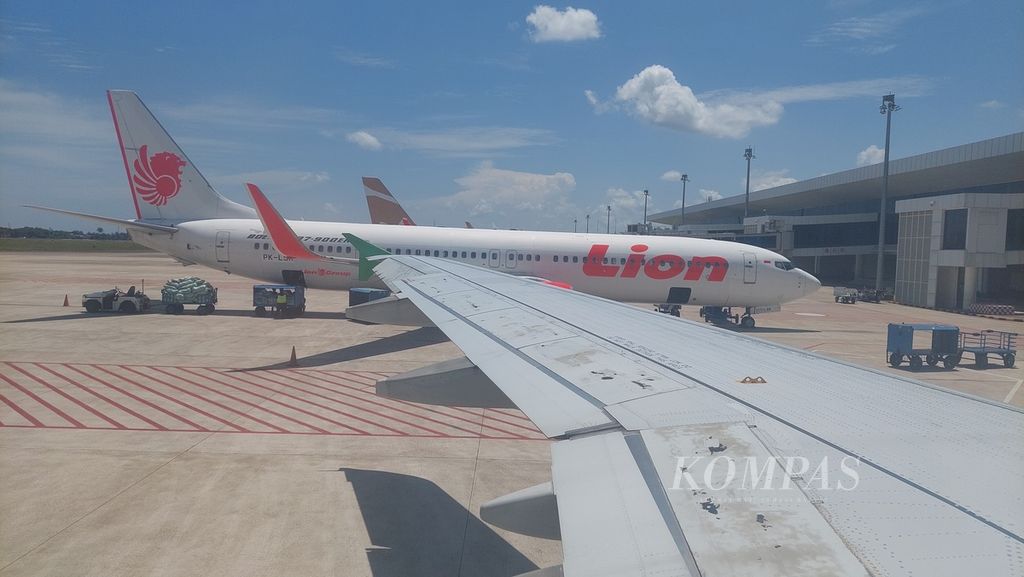 Pesawat bongkar muat penumpang dan kargo di Bandara Internasional Syamsudin Noor Banjarmasin di Banjarbaru, Kalimantan Selatan, Jumat (22/3/2024).