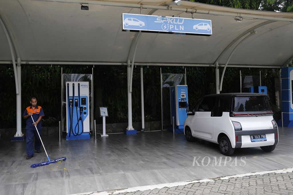 Mobil listrik diisi dayanya di stasiun pengisian kendaraan listrik umum (SPKLU) di Kantor PT Perusahaan Listrik Negara (Persero), Gambir, Jakarta, Selasa (18/10/2022). 