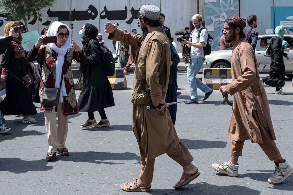 Anggota pasukan Taliban membubarkan unjuk rasa para perempuan Afghanistan di Kabul, Afghanistan, Sabtu (13/8/2022). 