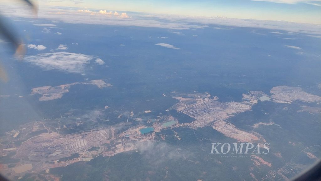 Areal pertambangan di Kalimantan Selatan dipotret dari pesawat rute Balikpapan-Banjarmasin, Minggu (25/8/2024).