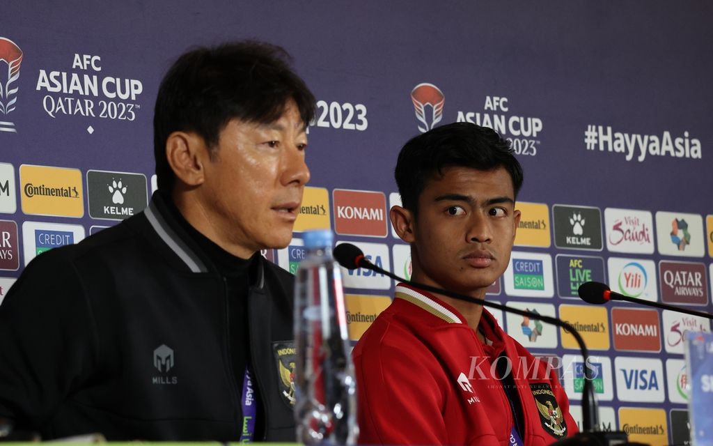 Pelatih Indonesia Shin Tae-yong (kiri), didampingi Pratama Arhan, hadir pada konferensi pers menjelang lawan Australia di babak 16 besar Piala Asia 2023 di Main Media Center, Doha, Qatar, Sabtu (27/1/2024). 