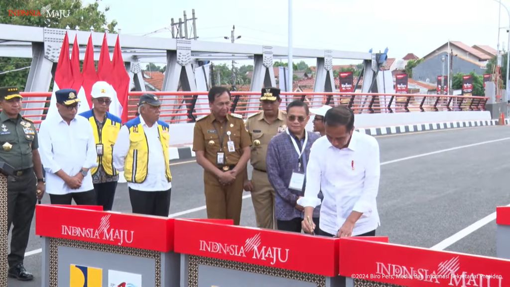Presiden Joko Widodo meresmikan enam jembatan dengan total biaya konstruksi Rp 292 miliar dan total investasi Rp 705 miliar di Provinsi Jawa Tengah, Rabu (3/1/2024). 