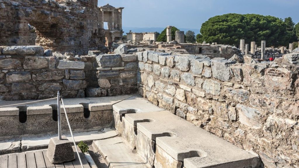 Peninggalan toilet/WC umum di zaman Romawi kuno di kota Yunani kuno, Ephesus, yang di kemudian hari menjadi kota Romawi kuno dan kini berada di Provinsi Izmir, Turki.