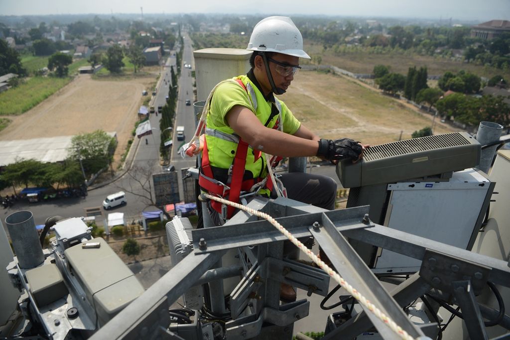 Pekerja rekanan perusahaan PT Tower Bersama Infrastructure Tbk (TBIG) melakukan perawatan rutin pada menara telekomunikasi yang dikelola perusahaan tersebut di Stadion Maguwoharjo, Sleman, DI Yogyakarta, Rabu (9/10/2019).