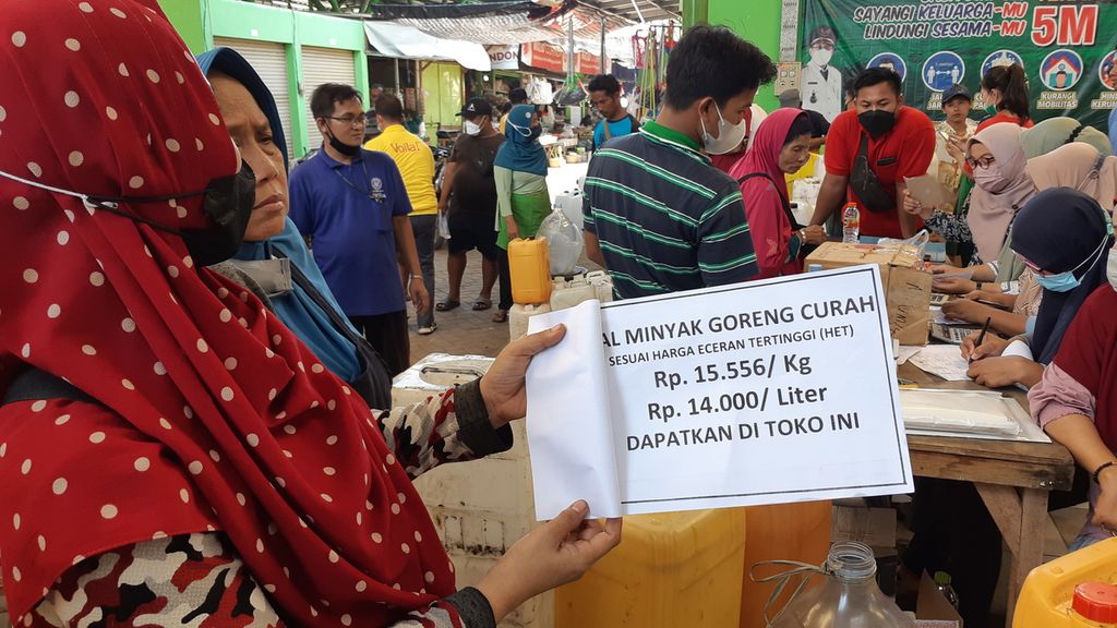 Pedagang di Pasar Porong mengantre minyak goreng curah pada kegiatan operasi pasar yang digelar Pemkab Sidoarjo, Kamis (17/3/2022). Harga minyak goreng curah naik dari Rp 13.000 per kg menjadi Rp 15.500 per kg.