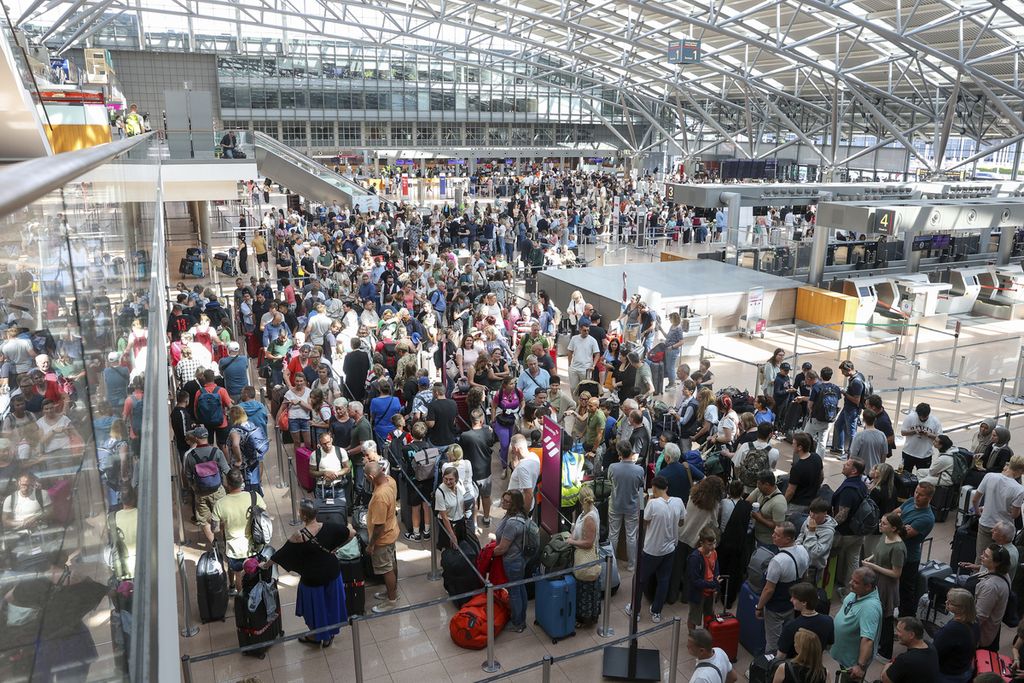 Ribuan calon penumpang memadati Bandara Internasional Hamburg, Jerman, Jumat (19/7/2024). Permasalahan pembaruan piranti lunak keamanan jaringan milik Microsoft menyebabkan gangguan di bandara.