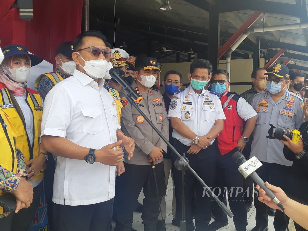 Kepala Staf Kepresidenan Moeldoko memberikan keterangan pers di Rest Area Jalan Tol Trans-Sumatera (JTTS) Km 234, Rabu (27/4/2022). Kedatangannya untuk memastikan JTTS sudah siap untuk menyambut para pemudik.