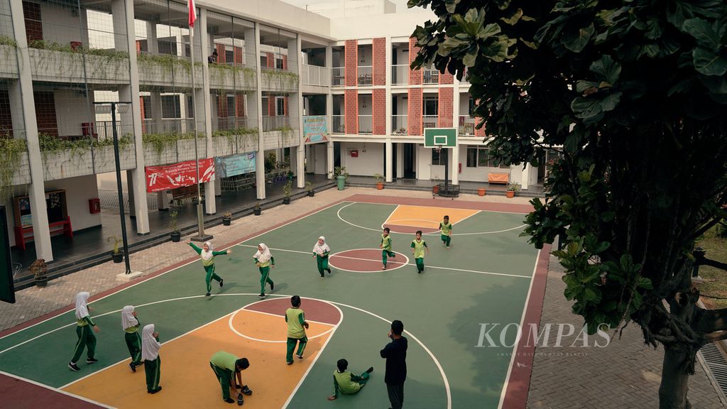 Anak-anak mengikuti pelajaran olahraga di SDN Duren Sawit 14, Jakarta Timur, Kamis (29/9/2022). Sekolah ini menjadi salah satu dari empat sekolah negeri dengan konsep net zero carbon atau netralitas karbon di Jakarta.  