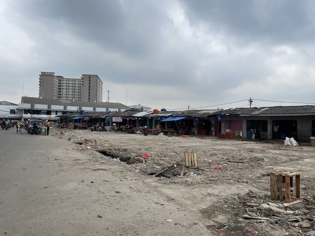 Kondisi eks Terminal Polycarbonate di utara gedung Pasar Ciputat, Tangerang Selatan, Banten, Selasa (14/3/2023). Sebagian besar puing-puing sisa lapak pedagang kaki lima yang sebelumnya berjualan di situ telah dibersihkan.