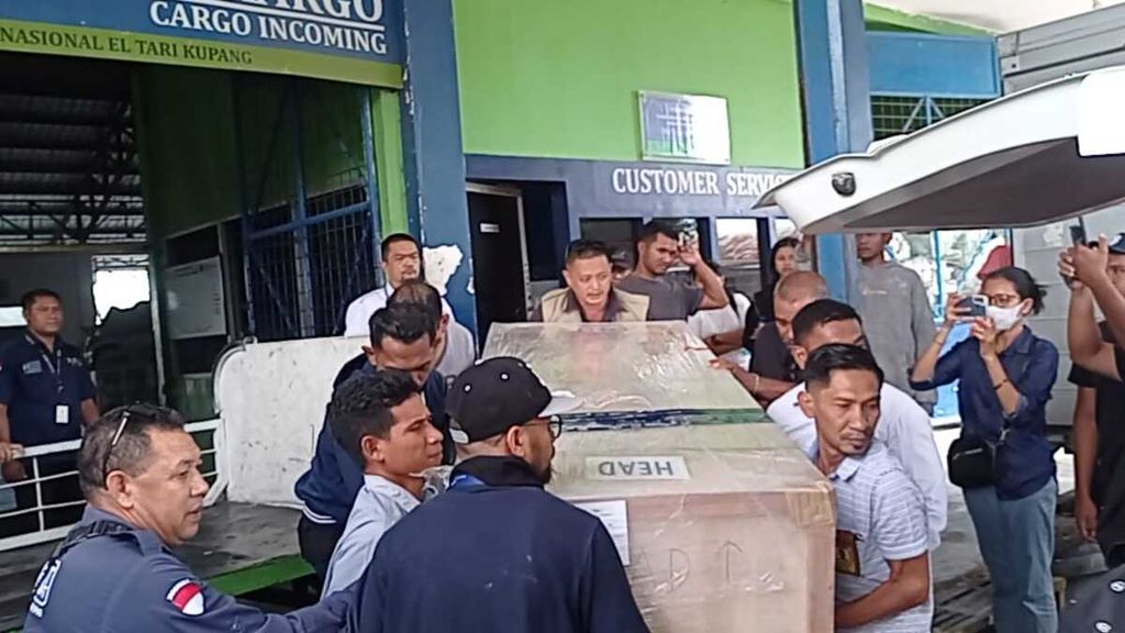 Jenazah Niko Ola (45), warga Adonara, Flores Timur, tiba di Bandara El Tari Kupang, Kamis (6/7/2023). Jenazah langsung diberangkatkan dengan kapal feri melalui Pelabuhan Bolok Kupang, 25 km dari Bandara
