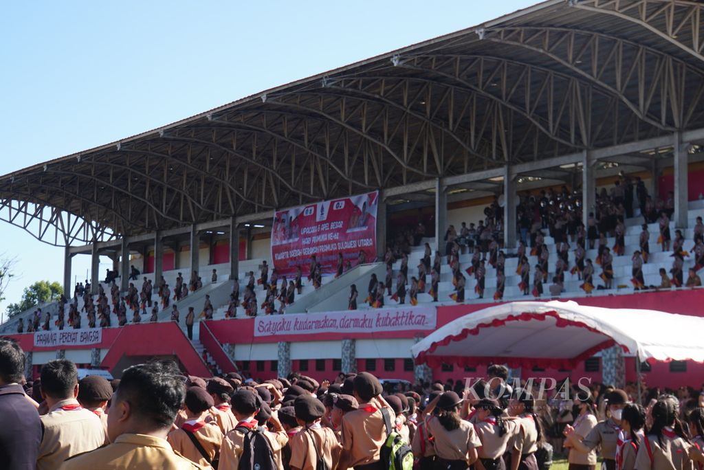 Sejumlah anggota Pramuka berbaris saat apel besar Gerakan Pramuka di Tomohon, Sulawesi Utara, Senin (28/8/2023).