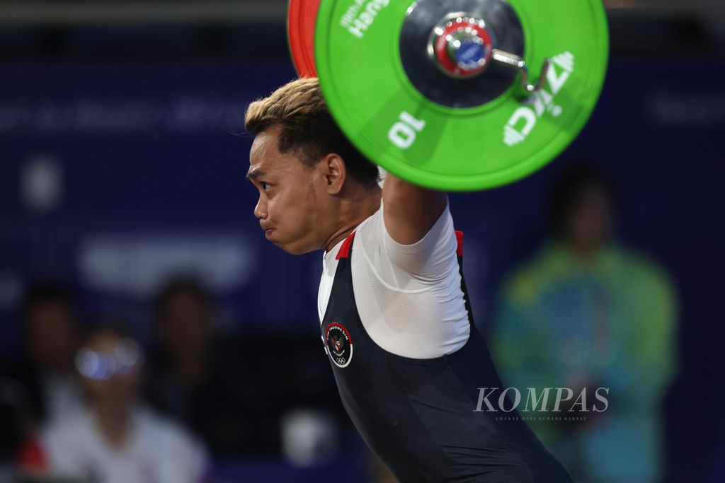 Lifter Indonesia, Eko Yuli Irawan gagal menyumbangkan medali dalam final kelas 67 kg putra Asian Games Hangzhou 2022 di Xiaoshan Sports Centre Gymnasium, Hangzhou, Provinsi Zhejiang, China, Minggu (1/10/2023). 