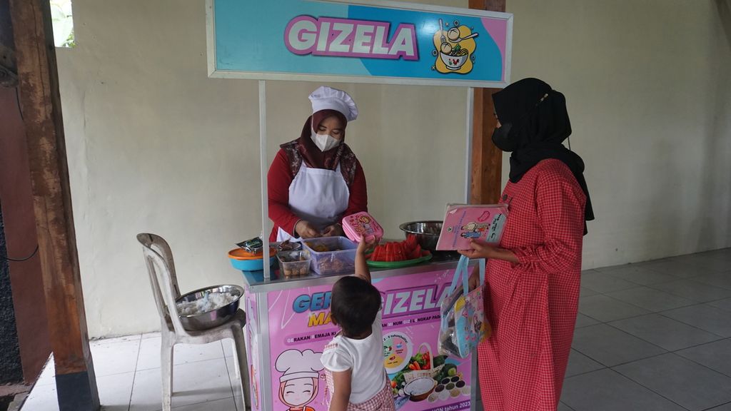 Seorang kader dari Posyandu Mawar Merah, Dusun Klangon, Sedayu, Bantul, Yogyakarta, menyiapkan makanan tambahan yang diberikan kepada setiap anak yang mendapatkan pelayanan pemantauan tumbuh kembang pada Jumat (2/10/2023). 