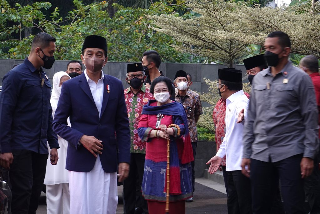 Presiden Joko Widodo tampak bersama Ketua Umum PDI-P Megawati Soekarnoputri saat meresmikan Masjid At-Taufiq PDI Perjuangan di Lenteng Agung, Jakarta Selatan, Rabu (8/6/2022). 