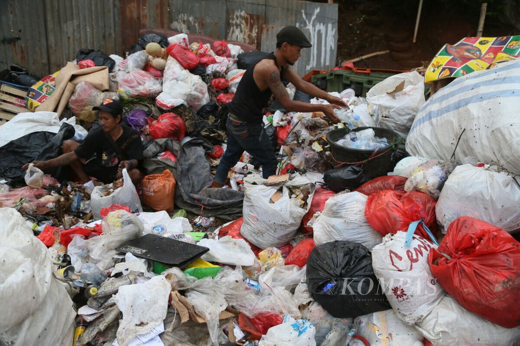Kantong plastik mendominasi tempat pembuangan sampah sementara di kawasan Pesanggrahan, Jakarta, Senin (8/7/2019). Rencana pemberlakuan cukai kantong plastik di Indonesia disambut baik sepanjang bertujuan membatasi konsumsinya dan mengurangi beban lingkungan. 
